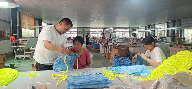 許昌鄢陵 '箱'約左岸 '包'攬振興，箱包加工引領(lǐng)鄉(xiāng)村產(chǎn)業(yè)振興